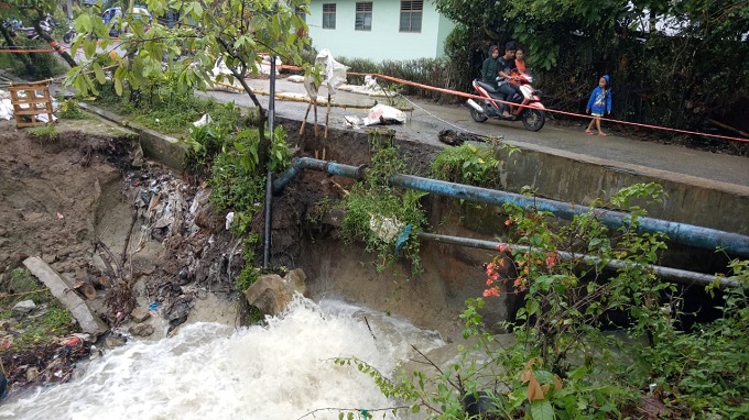 Pipa PDAM Tirtauli pecah akibat tanah longsor di Nagori Laras Dua