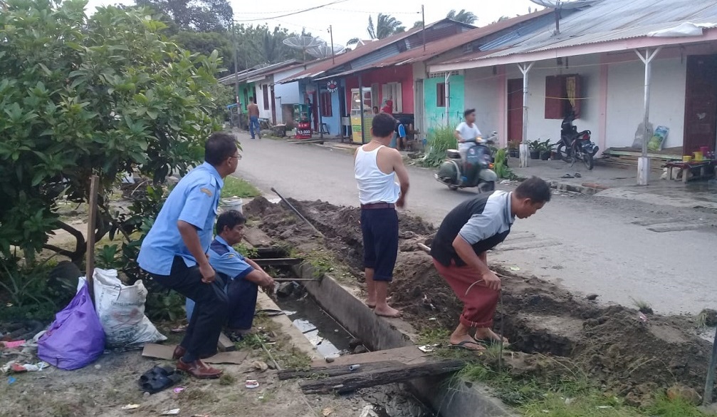 Petugas PDAM Tirtauli Cabang 1 Perumnas sedang melaksanakan perbaikan pipa di wilayah Jl Makmur dan Jl.Cempaka Atas, Nagori Rambung Merah, Kecamatan Siantar