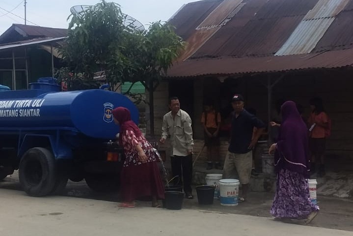 Petugas PDAM Tirtauli mengantar air tangki di daerah sekitaran Naga Huta Batu 3 Sabtu 14 September 2019.