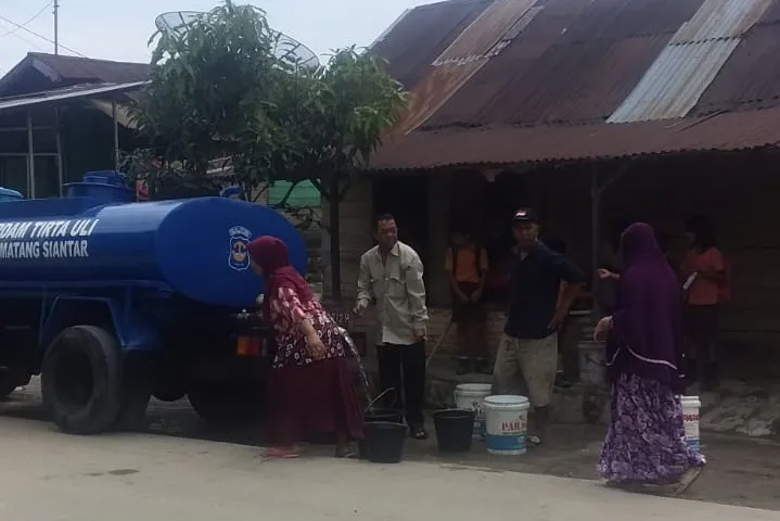 ALIRAN AIR KE NAGA HUTA BATU 3 MENGALAMI GANGGUAN PDAM TIRTA ULI MOHON MAAF